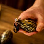 Briquet à gaz flamme rouge motif Grenade – Image 2