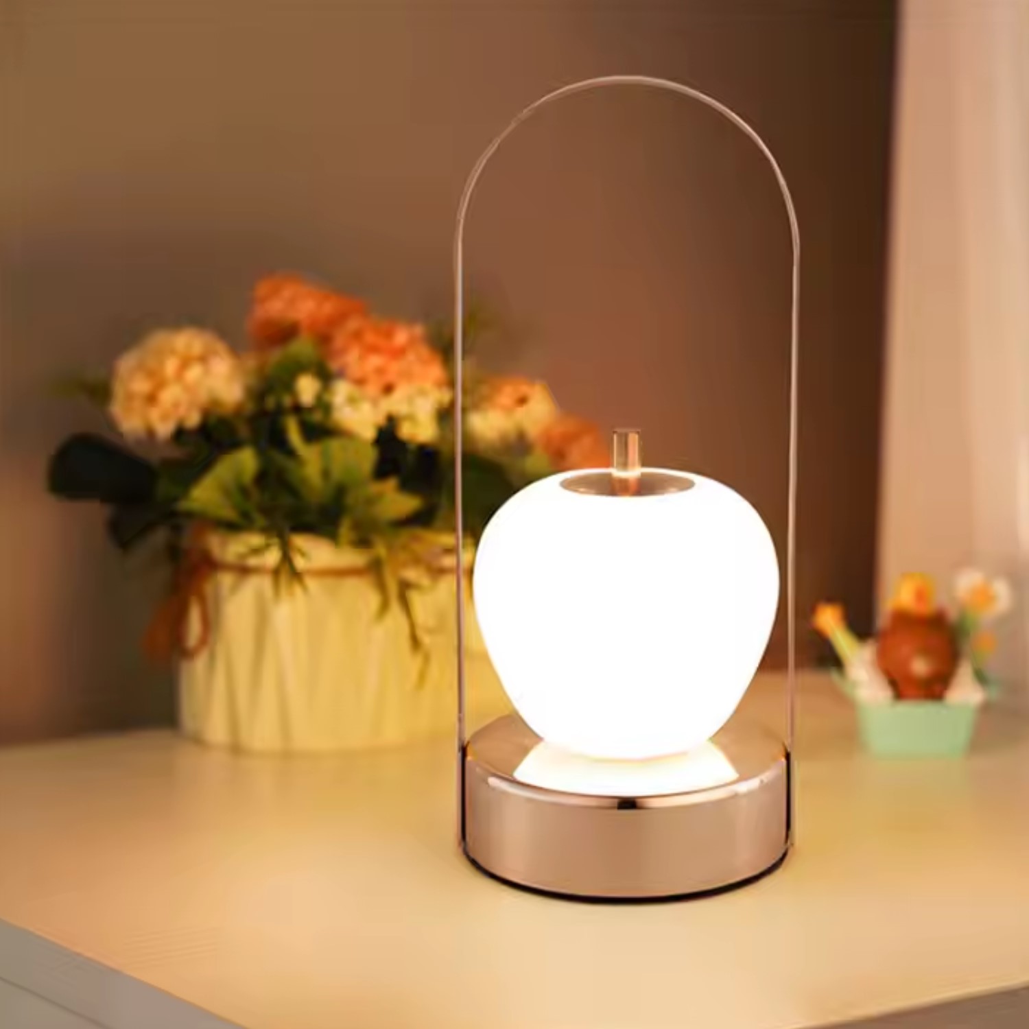 lampe-tactile-rachargeable-batterie-tricouleurs-forme-pomme-promodeal-tunisie Lampe de table LED en forme pomme portable et rechargeable – Image 1